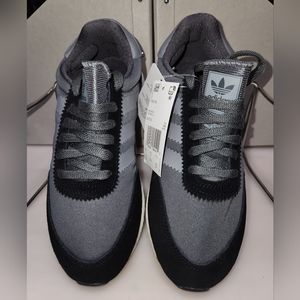 Adidas original womens running shoe. size 6